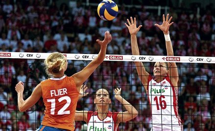 Atakuje Manon Flier, blokuje Aleksandra Jagieło, w środku Agnieszka Bednarek-Kasza