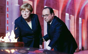 Kanclerz Niemiec Angela Merkel i prezydent Francji François Hollande oddają hołd poległym pod Verdun