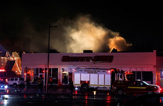 Służby na miejscu katastrofy w Filadelfii