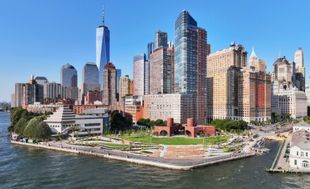 Pracownia Thomasa Phifera zaprojektowała pawilon, z którego można obserwować między innymi Statuę Wo