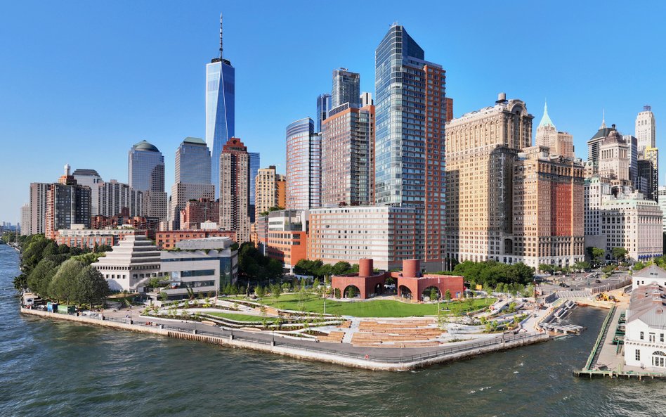 Pracownia Thomasa Phifera zaprojektowała pawilon, z którego można obserwować między innymi Statuę Wo