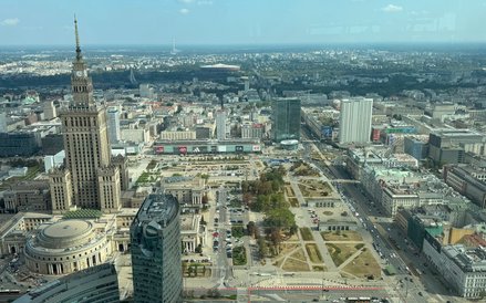 Zza gmachu PKiN wygląda bryła Muzeum Sztuki Nowoczesnej