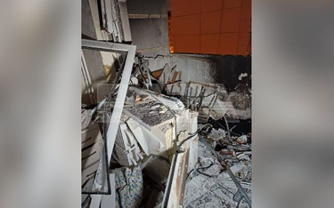 Wnętrze mieszkania, do którego wpadły szczątki ukraińskiego drona