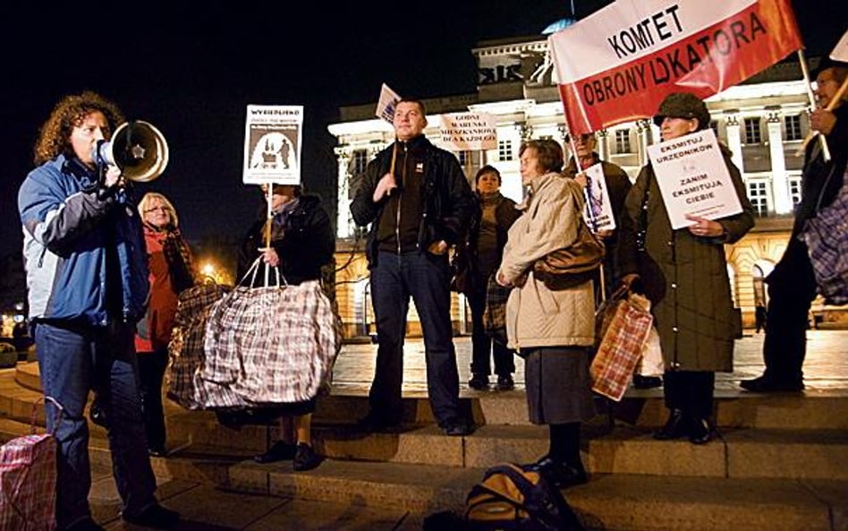 Lokatorzy krzyczeli, że przez politykę ratusza trafią pod most