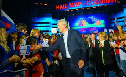 Siergiej Sobianin wita się z wyborcami