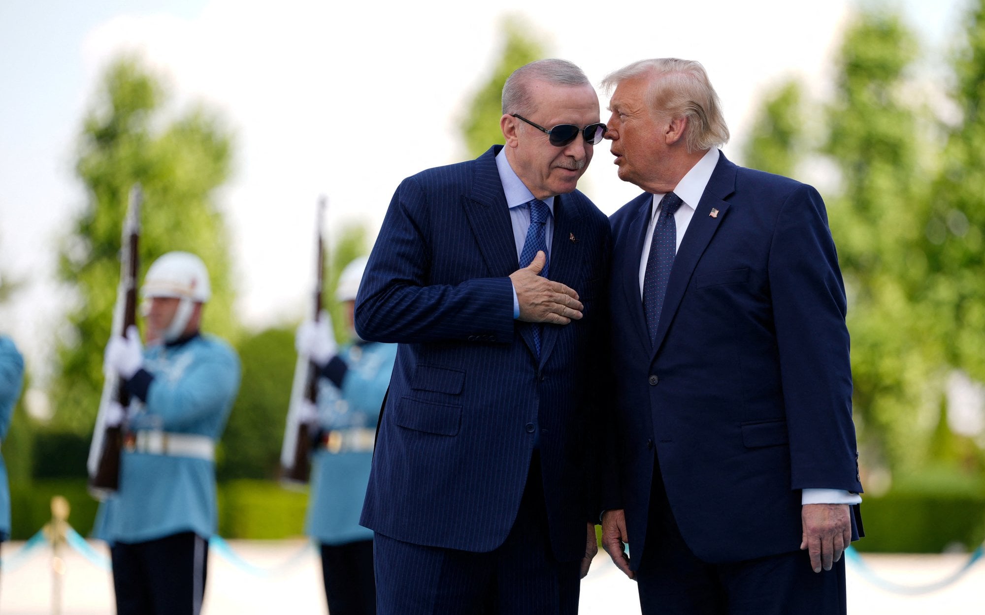 Саммит НАТО в Анкаре. Дональд Трамп делает подарок президенту Турции
