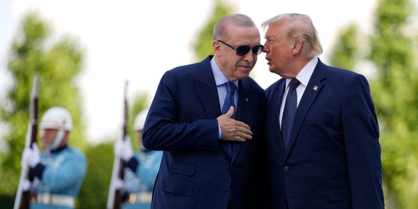 Саммит НАТО в Анкаре. Дональд Трамп делает подарок президенту Турции