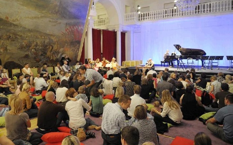 Dzięki kartom rodziny wielodzietne mogą mieć zniżki np. w teatrach, w kinie czy na basenie