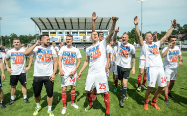 Piłkarze Górnika Zabrze cieszą się z powrotu do Ekstraklasy po wygranej z Wisłą Puławy