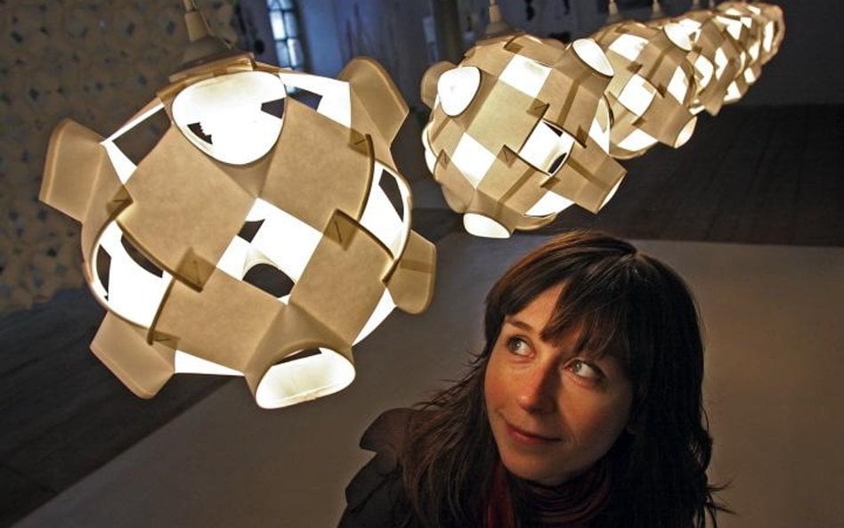 Lampa „qubek” z jednorazowych kubeczków, proj. Małgorzata Bronikowska, wystawa Play & Joke