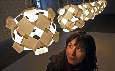 Lampa „qubek” z jednorazowych kubeczków, proj. Małgorzata Bronikowska, wystawa Play & Joke