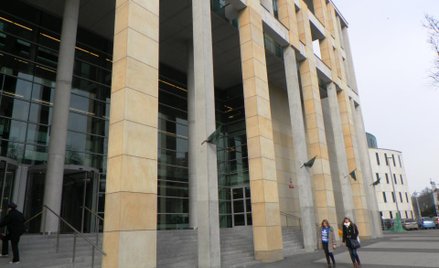 Zaprojektowany przez Mariana Urbańskiego obiekt ma pięć kondygnacji. W części nadziemnej mieści 26 s