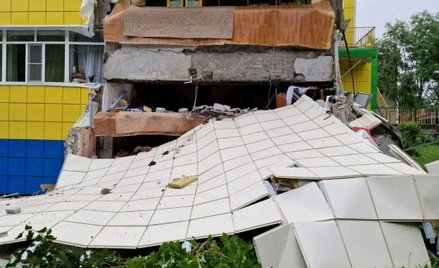 Budynek przedszkola uszkodzony przez trzęsienie ziemi w Pietropawłowsku Kamczackim