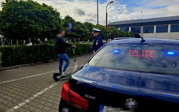 Zdarzenia z udziałem hulajnóg to coraz większy problem na drogach. Z związku z tym drogówka z Piasec