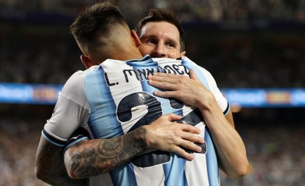 Leo Messi przez wiele lat był krytykowany za to, że lepiej grał w Barcelonie niż w drużynie narodowe