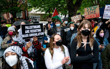 Studenci George Washington University protestują w obronie Palestyńczyków