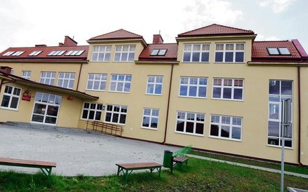 Szkoła finansuje swoją działalność także z usług typowo komercyjnych, np. z wynajmu sal, urządzeń, z