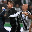 Awantura na boisku Legii po golu zdobytym przez Lecha z rzutu karnego.