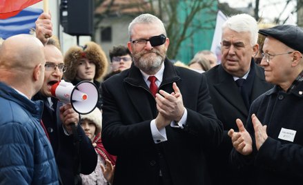 Grzegorz Braun, ze swoją przeszłością w Pomarańczowej Alternatywie i happenerskim sposobem uprawiani