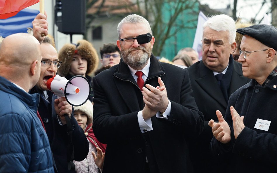 Grzegorz Braun, ze swoją przeszłością w Pomarańczowej Alternatywie i happenerskim sposobem uprawiani