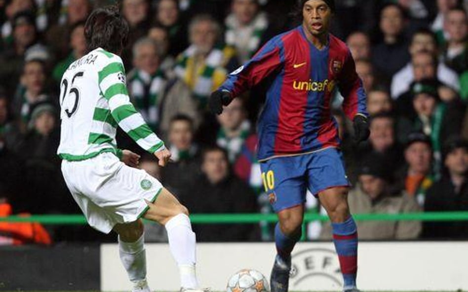 Ronaldinho (Barcelona) w pojedynku z Nakamurą