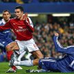 Arsenal pokonał kolejnego rywala z wielkiej czwórki: Robin van Persie (w środku) zdobył dwie bramki