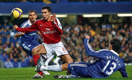 Arsenal pokonał kolejnego rywala z wielkiej czwórki: Robin van Persie (w środku) zdobył dwie bramki