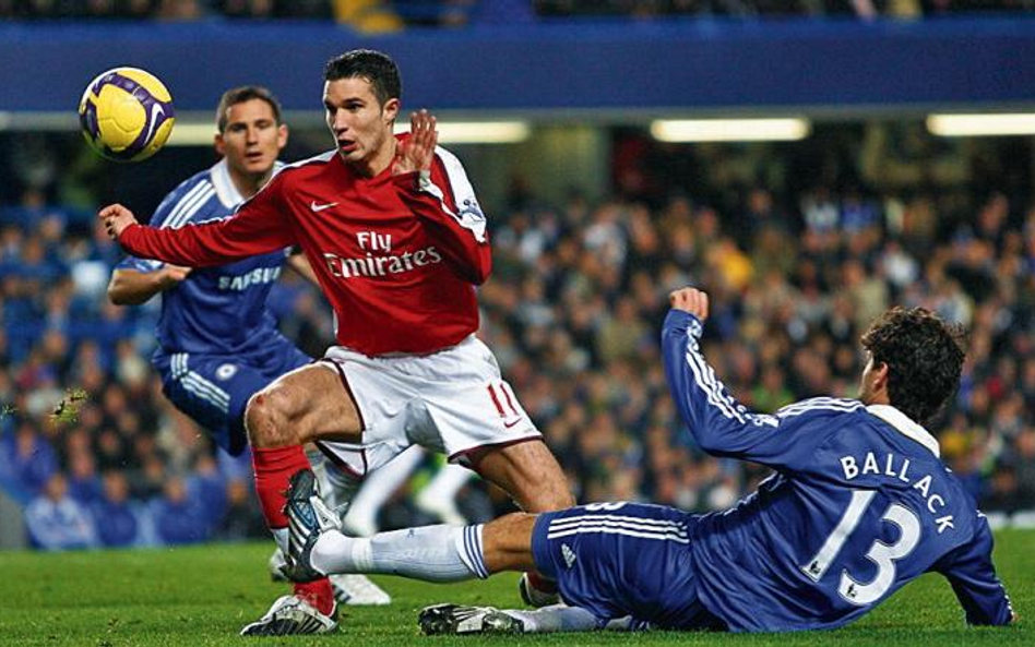 Arsenal pokonał kolejnego rywala z wielkiej czwórki: Robin van Persie (w środku) zdobył dwie bramki
