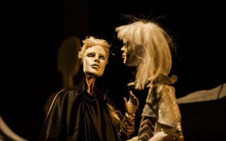 „Śluby panieńskie” Aleksandra Fredry z lalkami-jawajkami