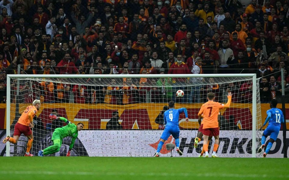 Arkadiusz Milik strzela gola Galatasaray Stambuł