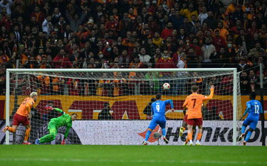 Arkadiusz Milik strzela gola Galatasaray Stambuł