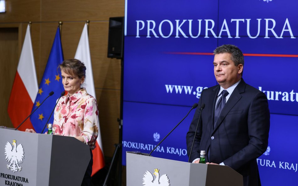 Prokurator krajowy Dariusz Korneluk (P) oraz stołeczna prokurator regionalna Małgorzata Adamajtys (L