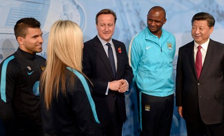 Prezydent Chin Xi Jinping podczas wizyty w akademii Manchesteru City w październiku 2015 r. Na zdjęc
