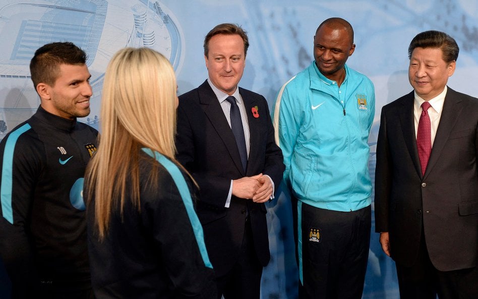 Prezydent Chin Xi Jinping podczas wizyty w akademii Manchesteru City w październiku 2015 r. Na zdjęc