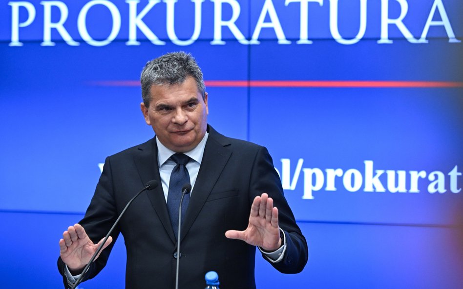 Prokurator krajowy Dariusz Korneluk na konferencji prasowej w siedzibie Prokuratury Krajowej w Warsz