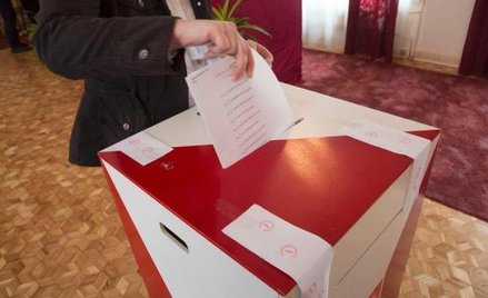 Zmarli na liście PiS. Sprawa w prokuraturze