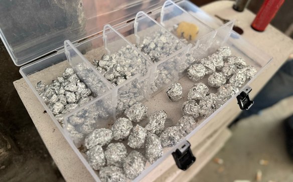 Wewnątrz znajdowało się prawie 300 zawiniątek z folii aluminiowej, z suszem roślinnym, białym i beżo
