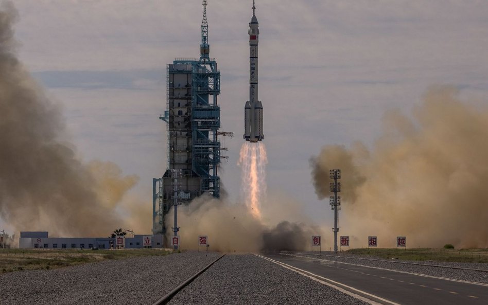 Chiny wysłały astronautów na orbitę. Budują stację kosmiczną