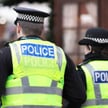Policjanci zbierają informacje, przepytując mieszkańców okolicznych domów