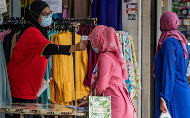 Malezja łagodzi obostrzenia i uchyla drzwi meczetów