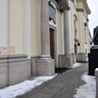 Napisy na fasadzie warszawskiego kościoła Świętego Krzyża znajdującego się na Krakowskim Przedmieści