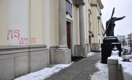 Napisy na fasadzie warszawskiego kościoła Świętego Krzyża znajdującego się na Krakowskim Przedmieści
