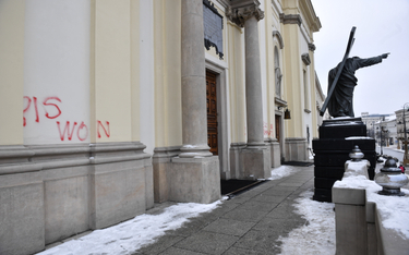 Napisy na fasadzie warszawskiego kościoła Świętego Krzyża znajdującego się na Krakowskim Przedmieści