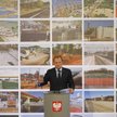 Premier przemawia na tle zdjęć inwestycji