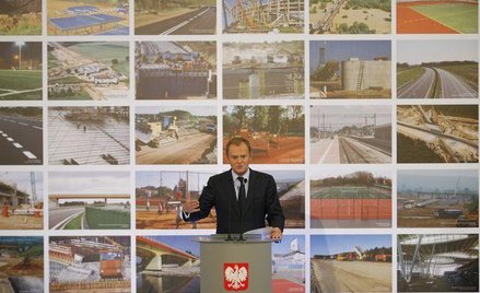 Premier przemawia na tle zdjęć inwestycji