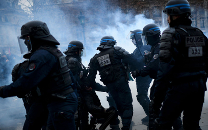 Zakaz wychodzenia nocą, restrykcje w poruszaniu się: Francja ma coraz więcej z państwa policyjnego