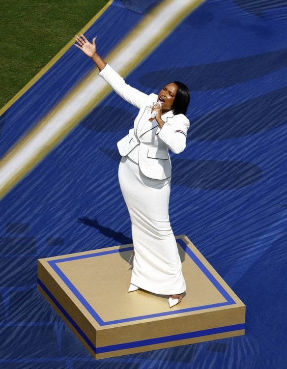 Jennifer Hudson śpiewa hymn USA