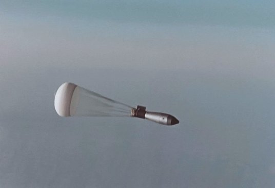 30 października 1961 r. z wysokości 10,5 km Tu-95W zrzucił na nylonowym spadochronie radziecki pocis