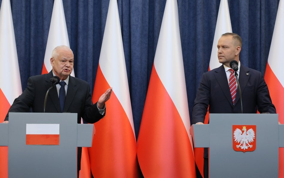 Prezydent RP Karol Nawrocki i prezes Narodowego Banku Polskiego Adam Glapiński podczas konferencji p