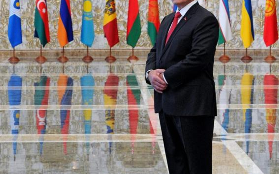 Prezydent Białorusi w zeszłym roku fotografował się na tle flag krajów b. ZSRR. Teraz będzie miał te